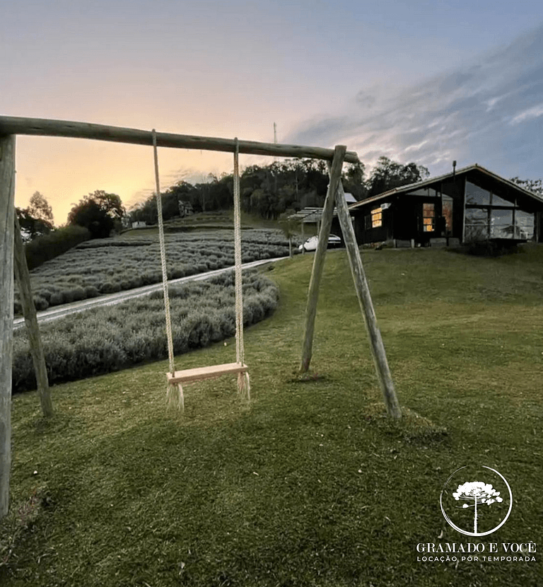 Torre Viking con Vista a los Campos de Lavanda