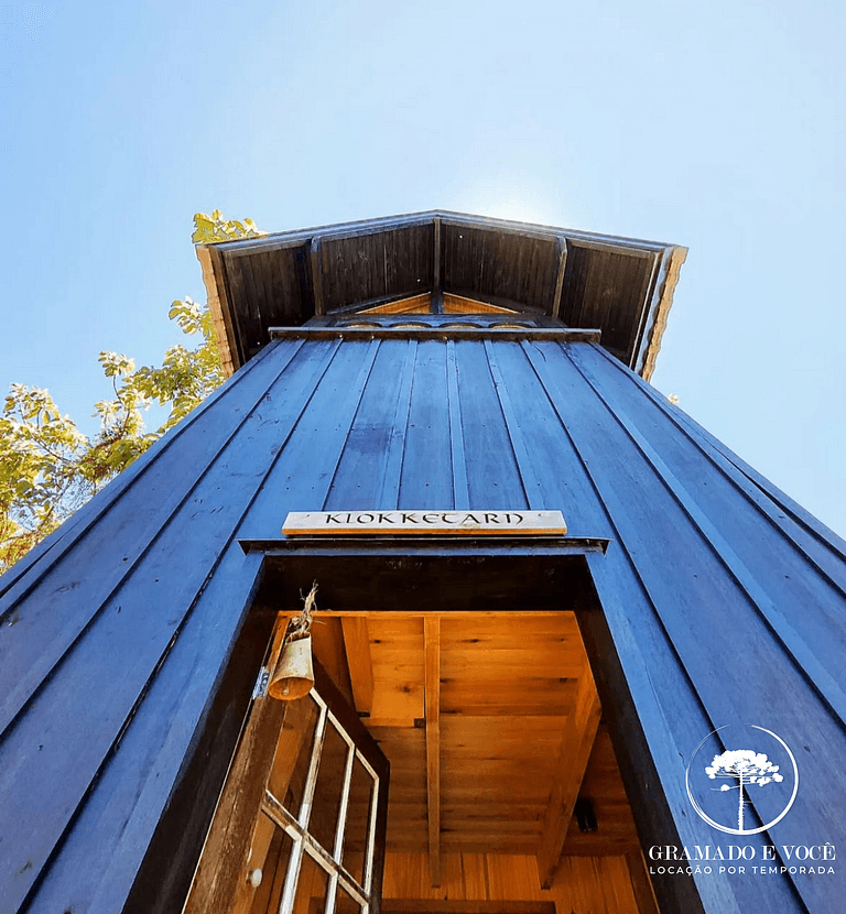 Torre Viking con Vista a los Campos de Lavanda